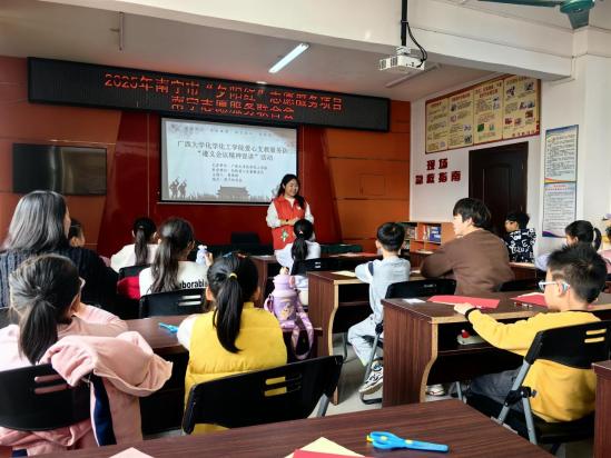 广西大学青年志愿者深入开展遵义会议精神宣讲活动