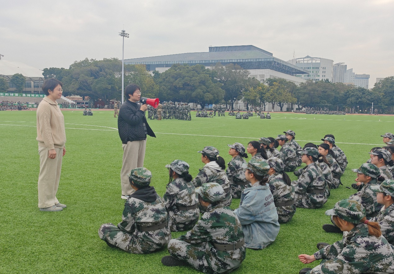 心系军训，温情满营|我院领导老师慰问2024级军训学生